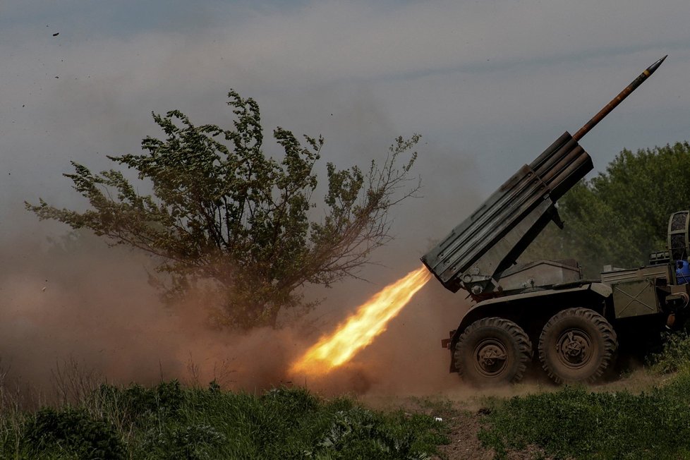 Odpal ze salvového raketometu Grad u Bachmutu (20. 5. 2023)