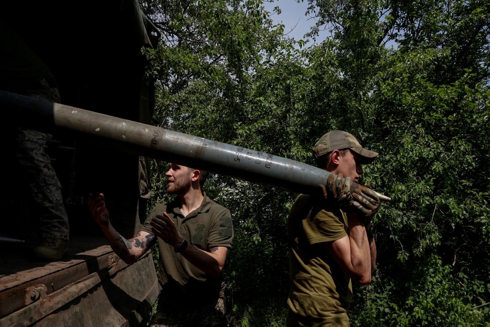 Odpal ze salvového raketometu Grad u Bachmutu (20. 5. 2023)