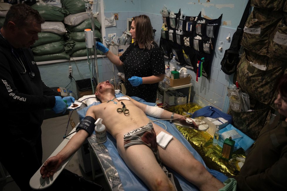 Zraněný ukrajinský voják poblíž Bachmutu. (2. 2. 2023)