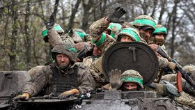 Návrat ukrajinských vojáků z tvrdých bojů v okolí Bachmutu (15.4.2023)