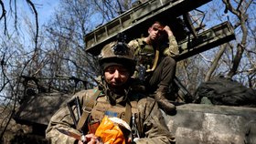 Ukrajinští vojáci slaví Velikonoce na frontových pozicích u Bachmutu (16.4.2023)