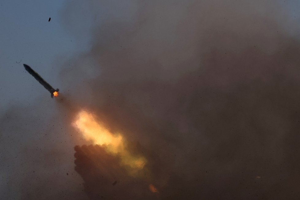 Na východě Ukrajiny v okolí Bachmutu pokračují boje: Na snímku příslušníci ukrajinské armády připravující odpálení raket ze systému Grad (7.12.2022)
