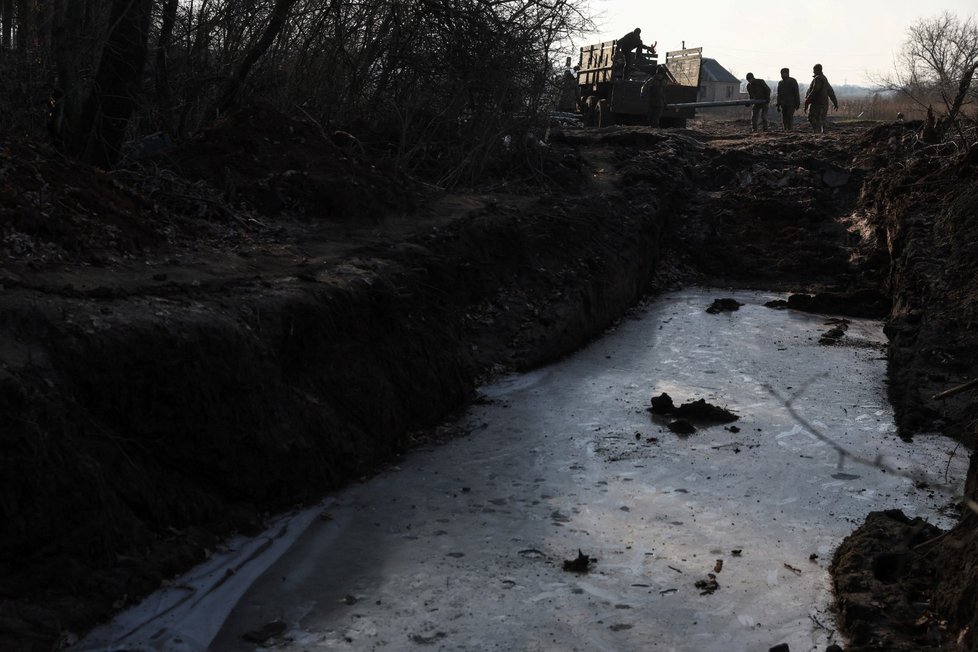 Na východě Ukrajiny v okolí Bachmutu pokračují boje: Na snímku příslušníci ukrajinské armády připravující odpálení raket ze systému Grad (7.12.2022)