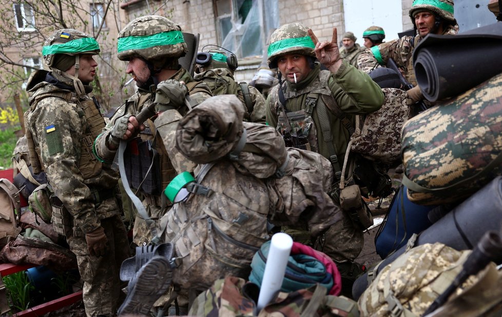 Návrat ukrajinských vojáků z tvrdých bojů v okolí Bachmutu