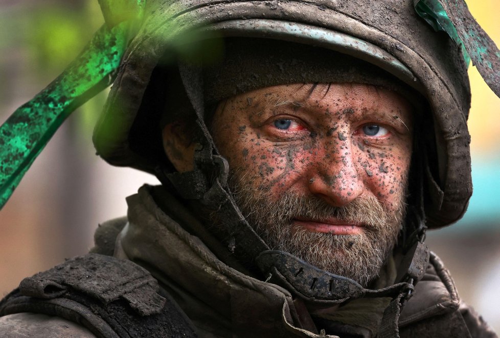 Návrat ukrajinských vojáků z tvrdých bojů v okolí Bachmutu (15.4.2023)