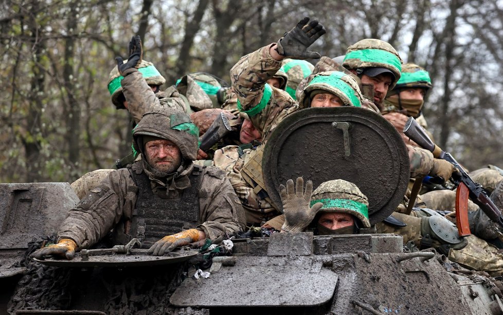 Návrat ukrajinských vojáků z tvrdých bojů v okolí Bachmutu