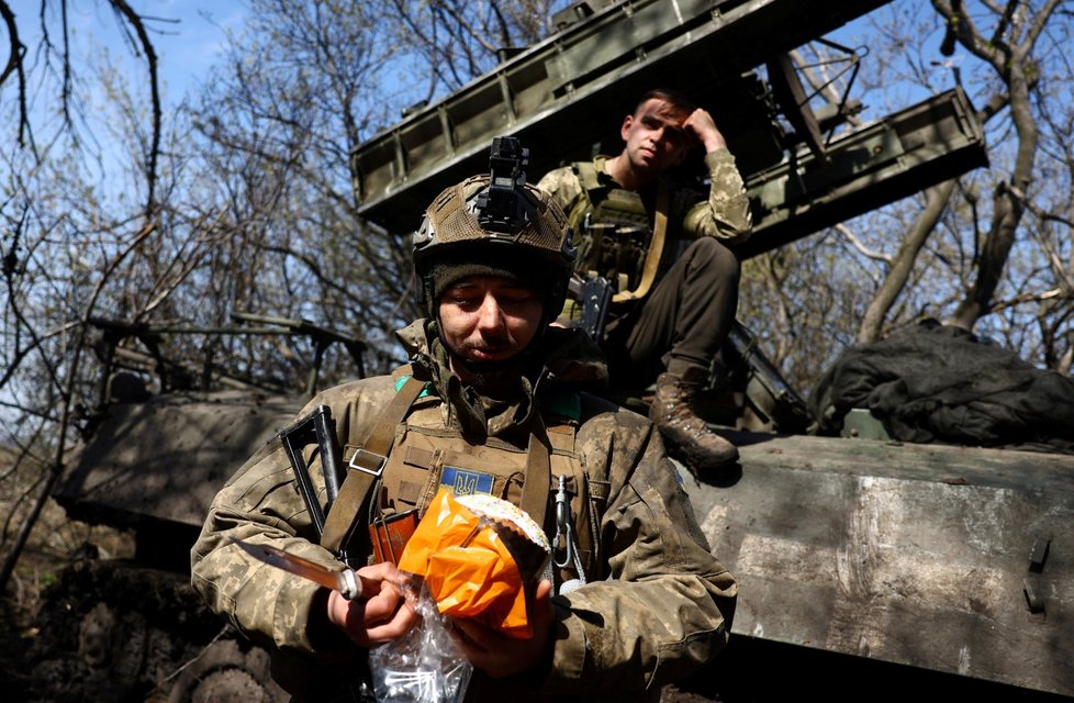 Ukrajinští vojáci slaví Velikonoce na frontových pozicích u Bachmutu (16.4.2023).
