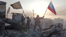 Rusové oslavují dobytí Bachmutu (20. 5. 2023).