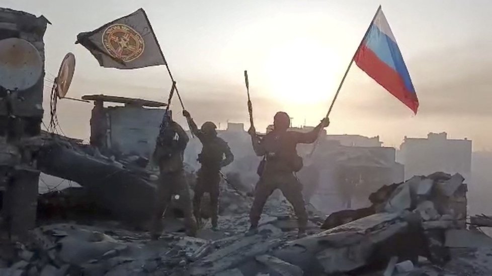 Rusové oslavují dobytí Bachmutu (20.5.2023).