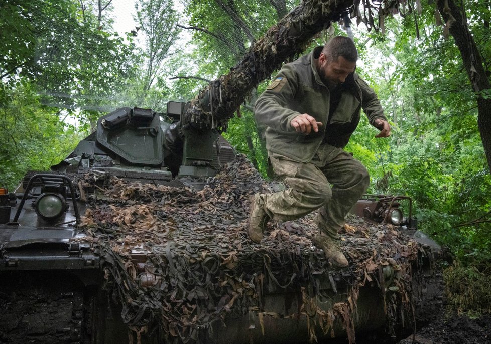 Ukrajinští vojáci na svých pozicích nedaleko Bachmutu (27.5.2023)