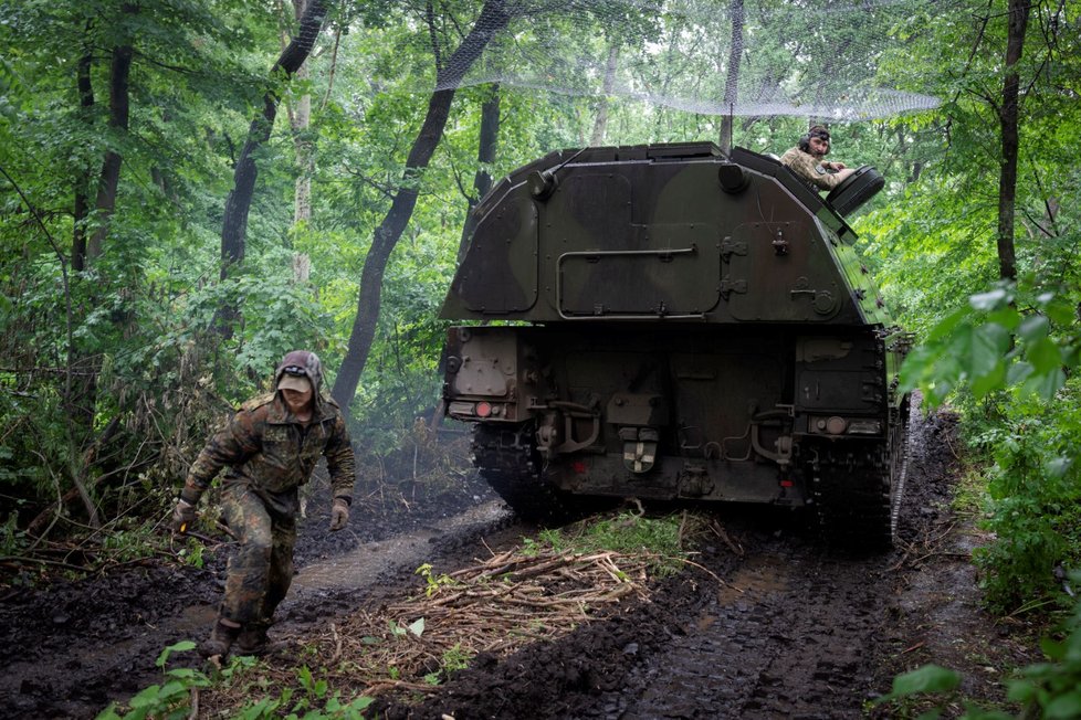 Ukrajinští vojáci na svých pozicích nedaleko Bachmutu (27.5.2023)