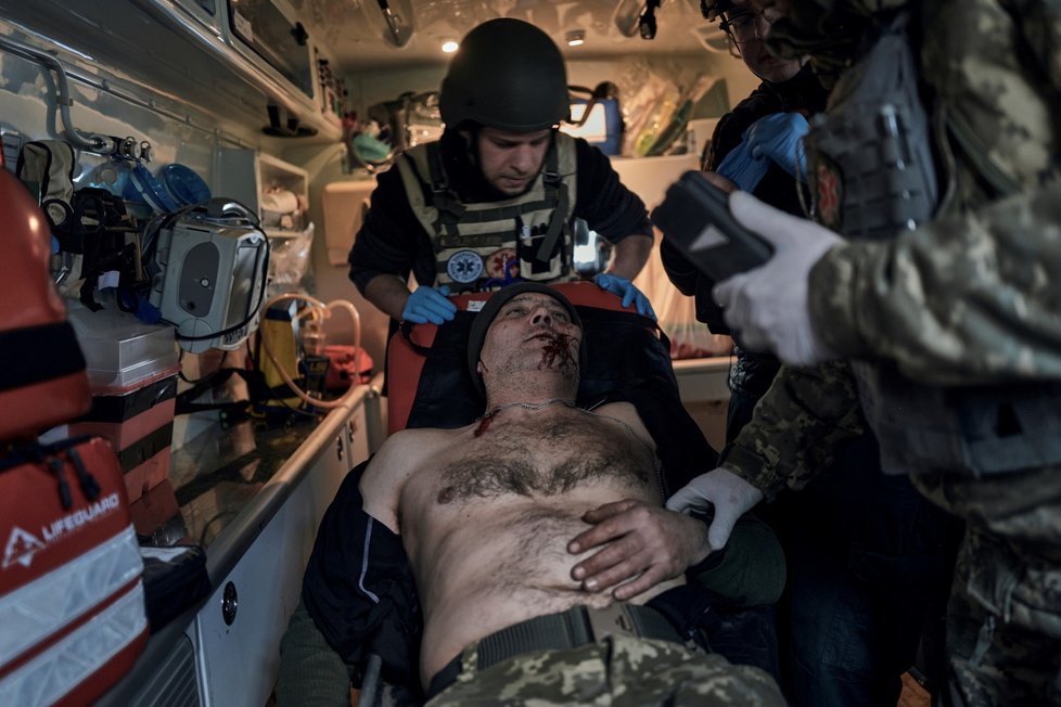 Zranění ukrajinští vojáci u Bachmutu (22. 2. 2023)