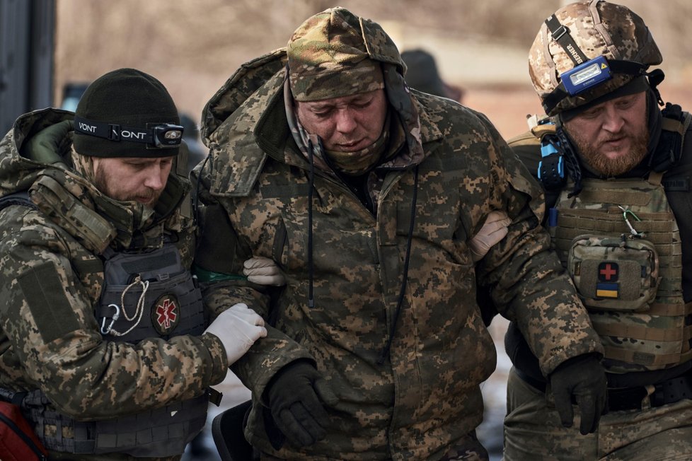 Zranění ukrajinští vojáci u Bachmutu (22.2.2023)