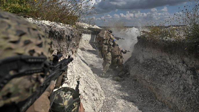 Ukrajinští vojáci na cvičení u Bachmutu
