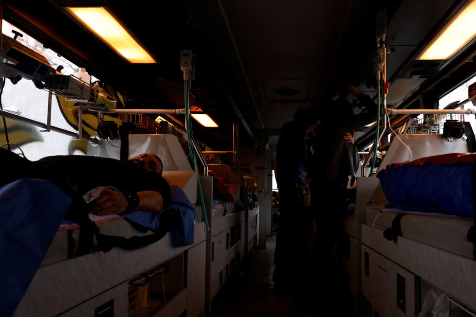 Zdravotníci přepravují zraněné vojáky od Bachmutu do nemocnice v Dnipru