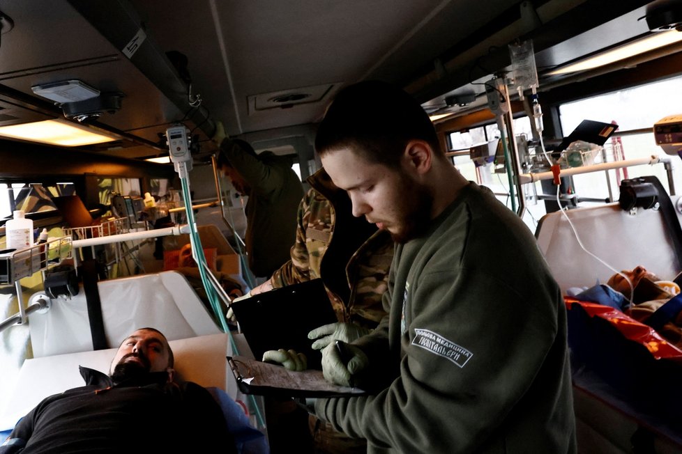 Zdravotníci přepravují zraněné vojáky od Bachmutu do nemocnice v Dnipru.