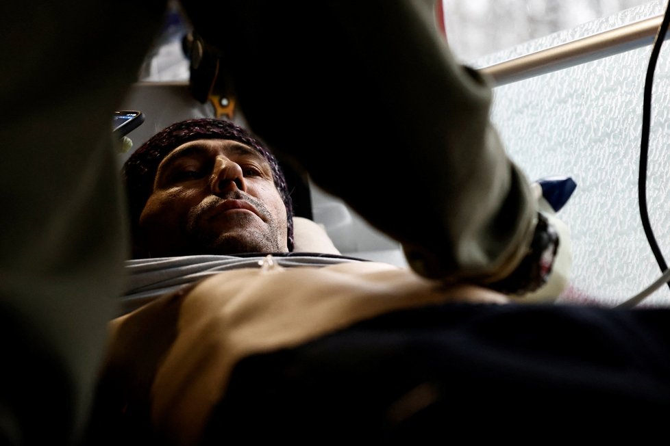 Zdravotníci přepravují zraněné vojáky od Bachmutu do nemocnice v Dnipru