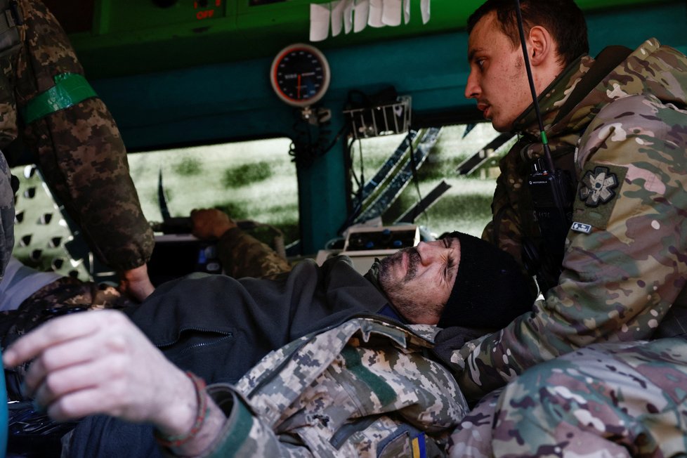 Bojoví záchranáři zachraňují zraněné vojáky