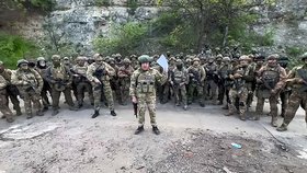 Šéf Wagnerovců Prigožin se svými muži u ukrajinského Bachmutu