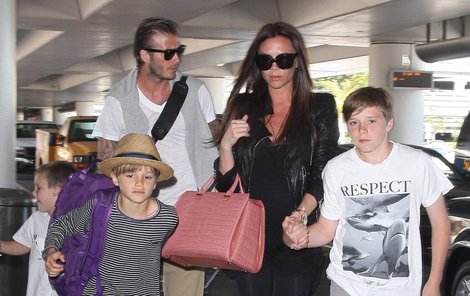 Beckhamovi na letišti Heathrow.