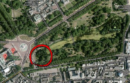 Na tomto místě, vzdáleném od Buckinghamského paláce pouhých 100 metrů, našli kriminalisté ostatky muže, který 15 let obtěžoval britskou královnu