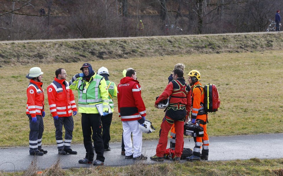 Záchranáři u města Bad Aibling, kde se čelně srazily dva vlaky.