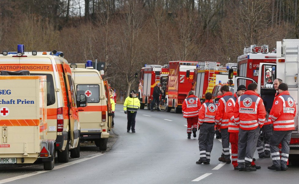 Záchranáři u města Bad Aibling, kde se čelně srazily dva vlaky.