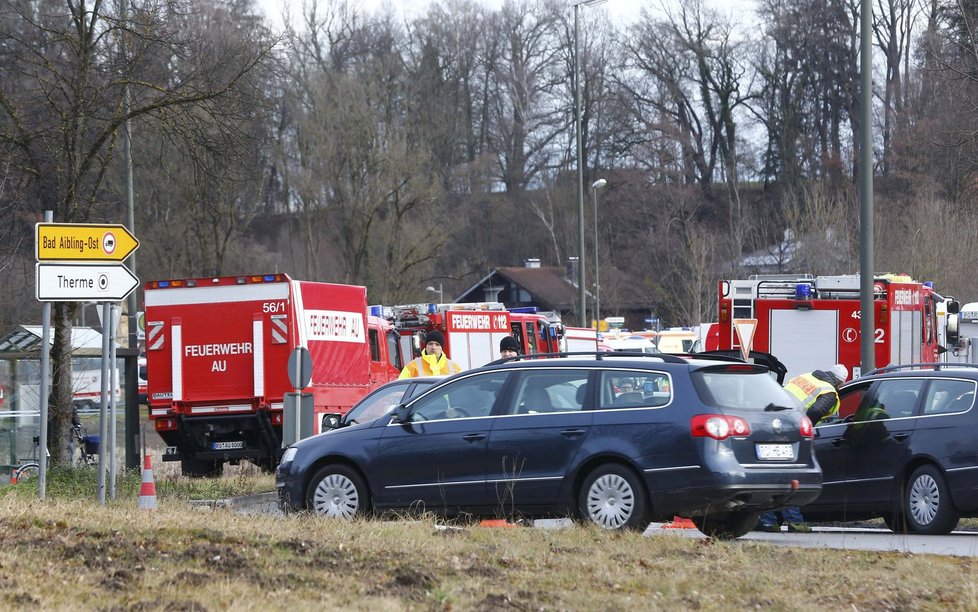 Záchranáři u města Bad Aibling, kde se čelně srazily dva vlaky.