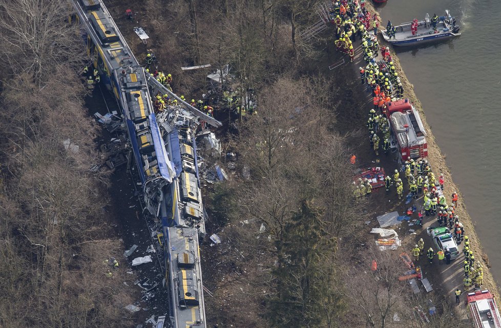 Srážka vlaků v Německu si vyžádala 10 obětí.