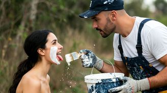 Pánův šourek roztírá tekutiny jako retardovaný učeň malíře pokojů, dáma se při orálním sexu dáví nasucho Pánův šourek roztírá tekutiny jako retardovaný učeň malíře pokojů, dáma se při orálním sexu dáví nasucho