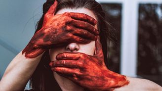 Menstruační bizár: Krvavý sex se ženou, která připomíná kojence i poníka, je 3. nejhorší knižní sex roku