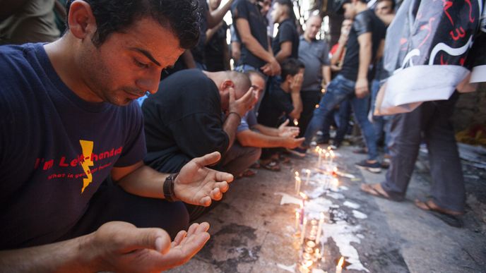 Ší’ité i sunnité z celého Bagdádu vyjádřili úctu obětem atentátu. V jedné z budov obchodního centra uhořelo 308 lidí.
