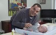 Scény s dítětem si užívá i Etzler jako seriálový biologický otec Rytíř.