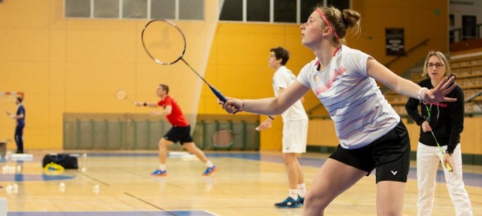 Talentovaná badmintonistka Lucie Krulová v akci.