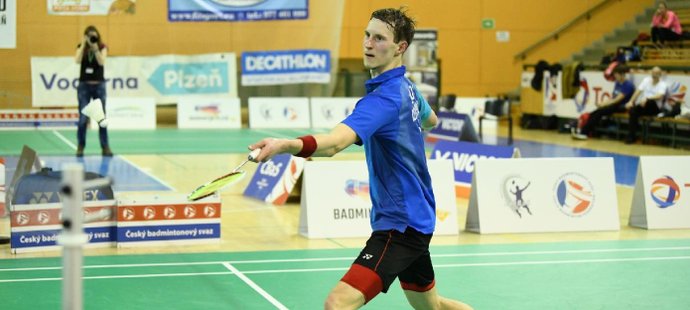 Český badmintonista Jan Louda v akci.