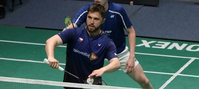 Badmintonista Adam Mendrek v akci.