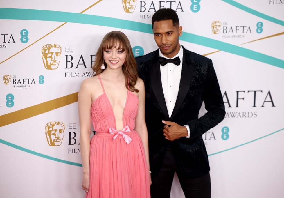 BAFTA 2023: Madeleine Arthur a Elliot Knight