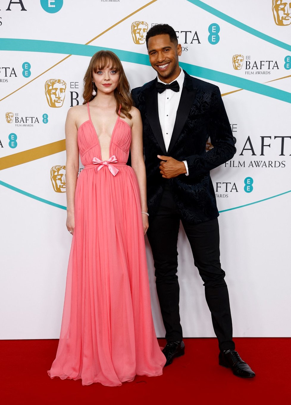 BAFTA 2023: Madeleine Arthur a Elliot Knight