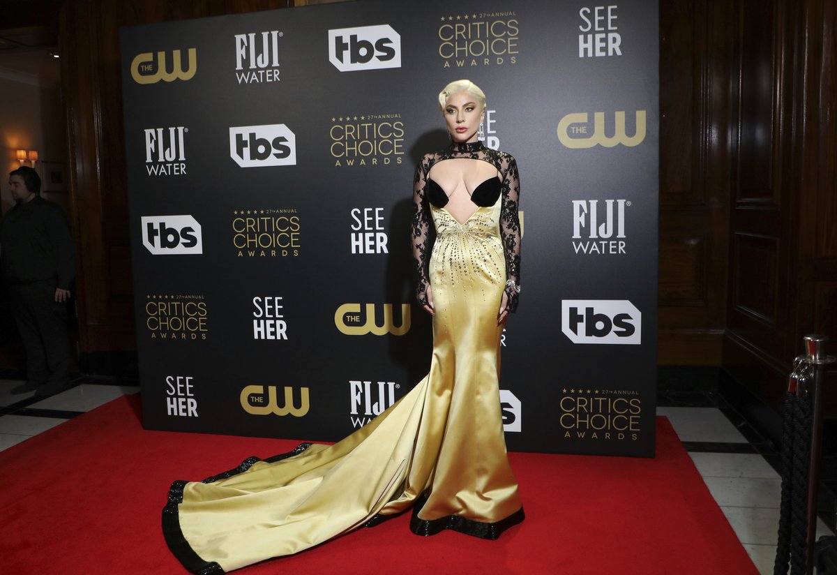 Lady Gaga zvolila na míru ušitou róbu značky Gucci, ve které nechala velmi odvážně vyniknout své poprsí.