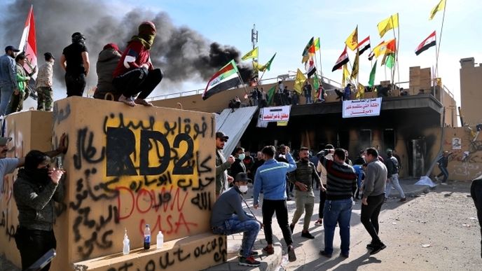 Protest před americkou ambasádou v Bagdádu pokračoval i ve středu.