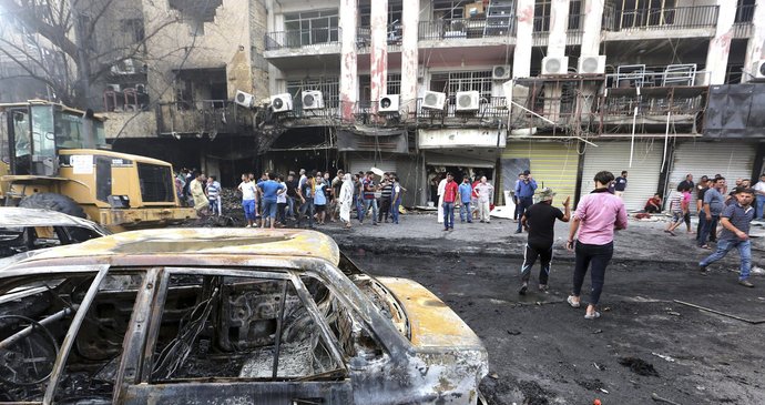 Pumový atentát v Bagdádu má minimálně osm desítek obětí. Původní odhady hovořily o 20 mrtvých a desítkách zraněných. Jedna z bomb byla nastražena v autě.