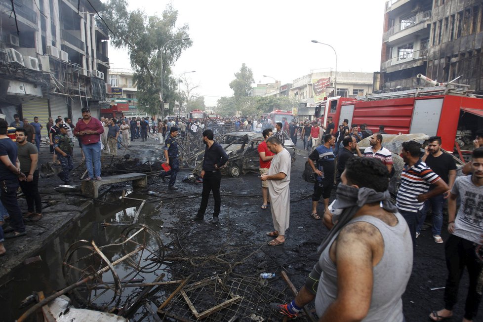 Pumový útok v centru irácké metropole Bagdádu nepřežilo osm desítek lidí. Stovky byly zraněny. Nálož explodovala v mrazicím autě. K útoku se přihlásil Islámský stát.