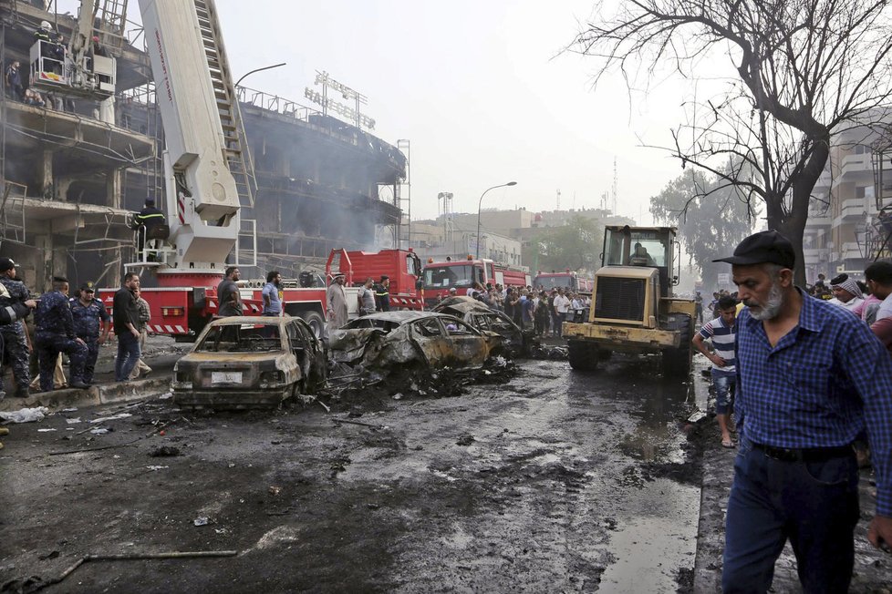 Pumový atentát v Bagdádu má minimálně osm desítek obětí. Původní odhady hovořily o 20 mrtvých a desítkách zraněných. Jedna z bomb byla nastražena v autě.
