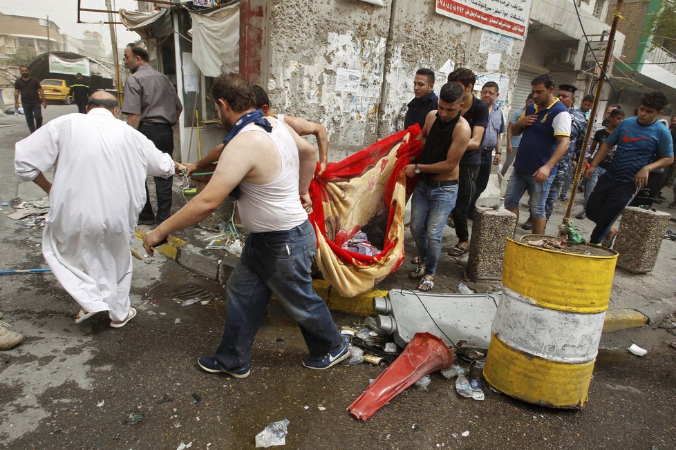 Pumový atentát v Bagdádu má minimálně osm desítek obětí. Původní odhady hovořily o 20 mrtvých a desítkách zraněných. Jedna z bomb byla nastražena v autě.