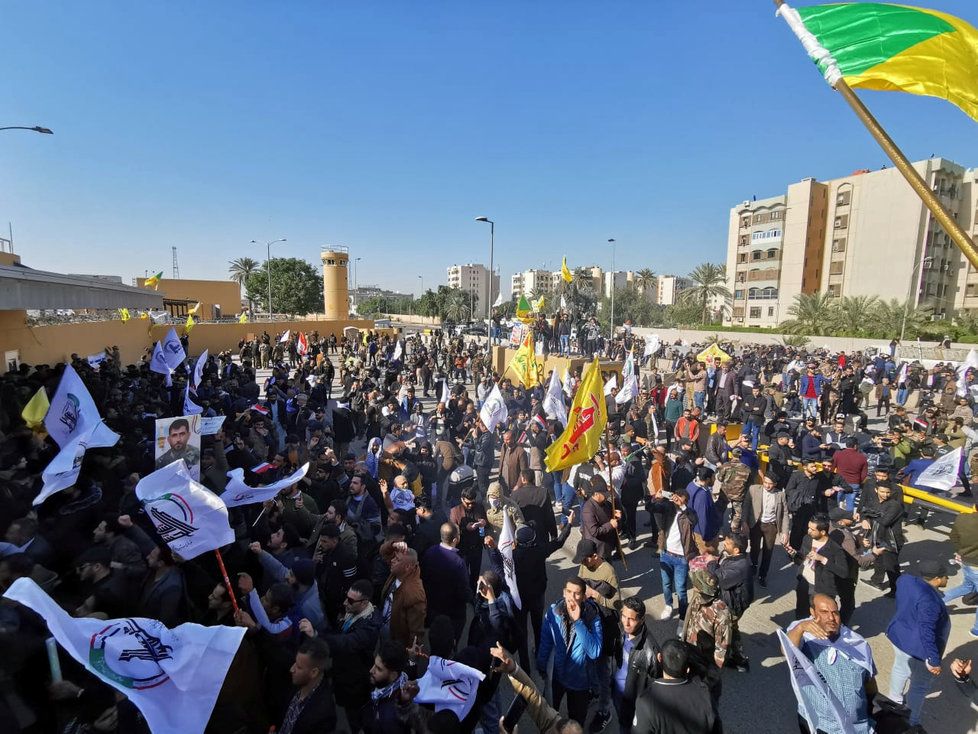 Stoupenci iráckých šíitských milicí při protiamerickém protestu prolomili bránu amerického velvyslanectví v Bagdádu (31. 12. 2019)