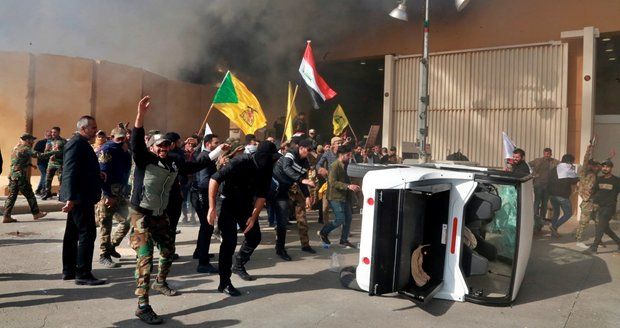 Dav prolomil bránu americké ambasády v Iráku. Šíitové se mstí za nálet USA