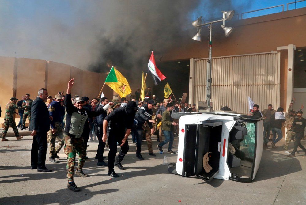 Stoupenci iráckých šíitských milicí při protiamerickém protestu prolomili bránu amerického velvyslanectví v Bagdádu (31. 12. 2019)
