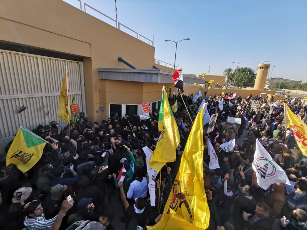 Stoupenci iráckých šíitských milicí při protiamerickém protestu prolomili bránu amerického velvyslanectví v Bagdádu. (31. 12. 2019)