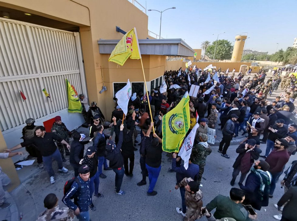 Stoupenci iráckých šíitských milicí při protiamerickém protestu prolomili bránu amerického velvyslanectví v Bagdádu. (31. 12. 2019)