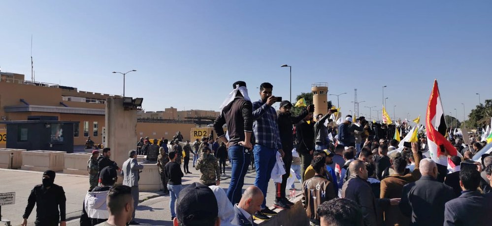 Stoupenci iráckých šíitských milicí při protiamerickém protestu prolomili bránu amerického velvyslanectví v Bagdádu (31. 12. 2019)